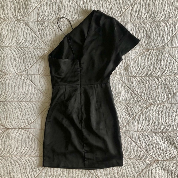 2/$50🍑 Like-New DYNAMITE Satin One Shoulder Dress - Picture 4 of 11